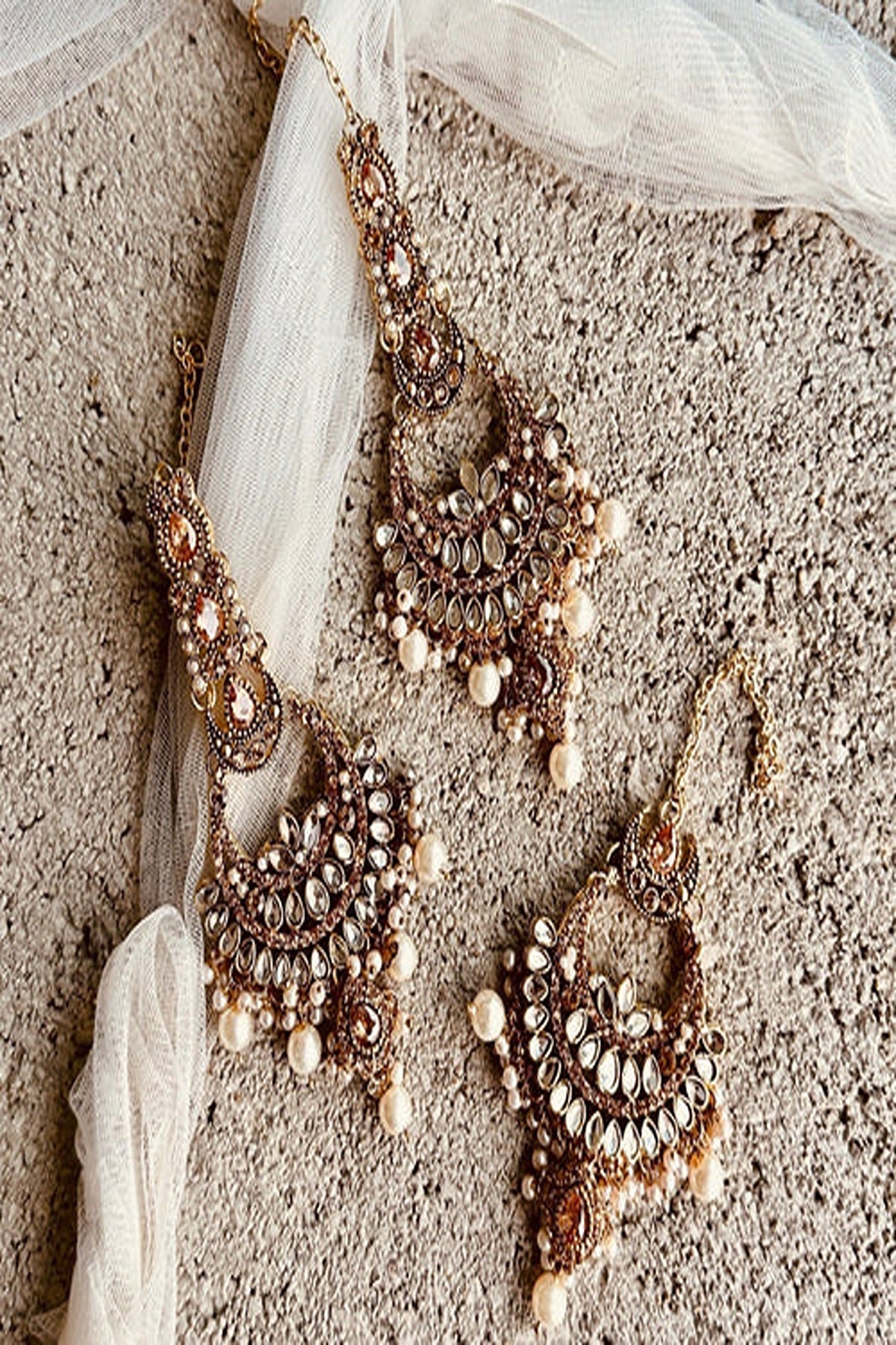 KOH-E-GEM | JEWELLERY | AURA EARRINGS & TIKKA SET – WHITE