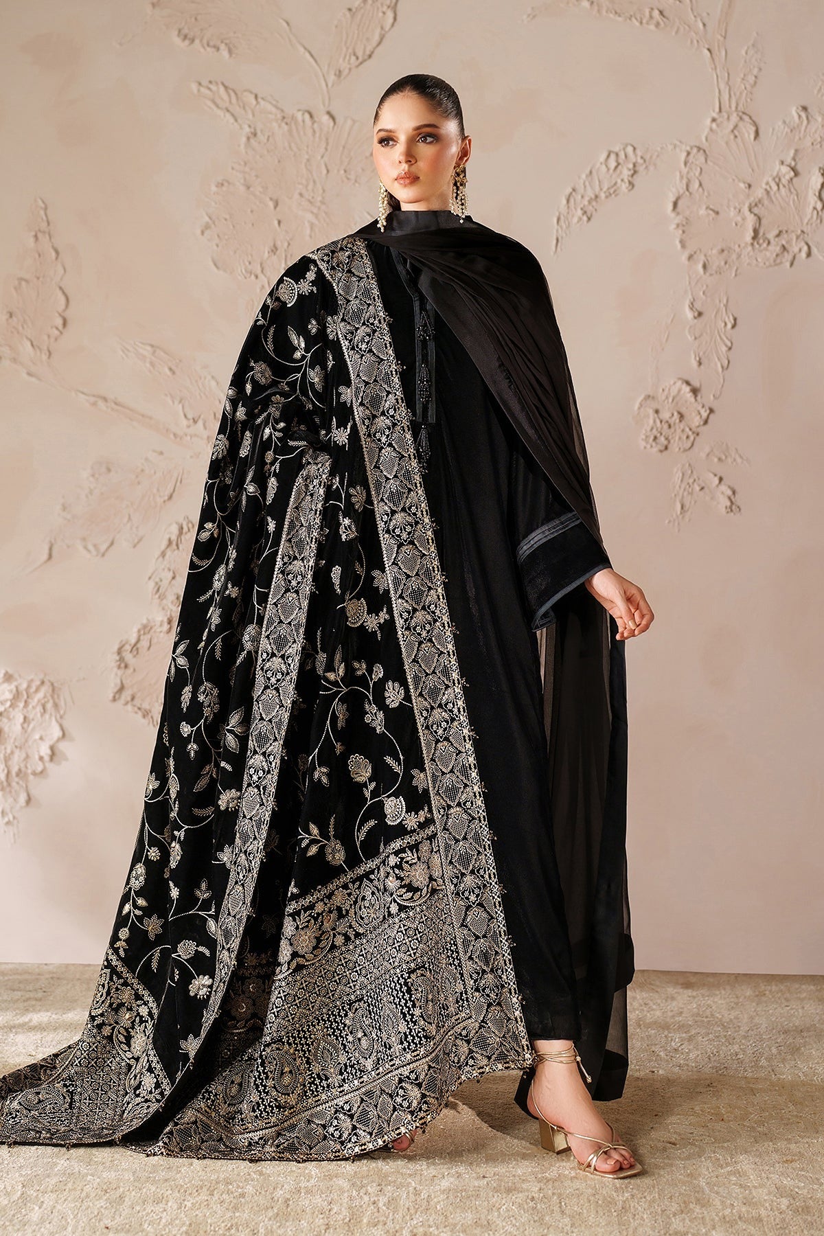 BAROQUE | SHAWLS | EMBROIDERED VELVET SHAWL VS-57