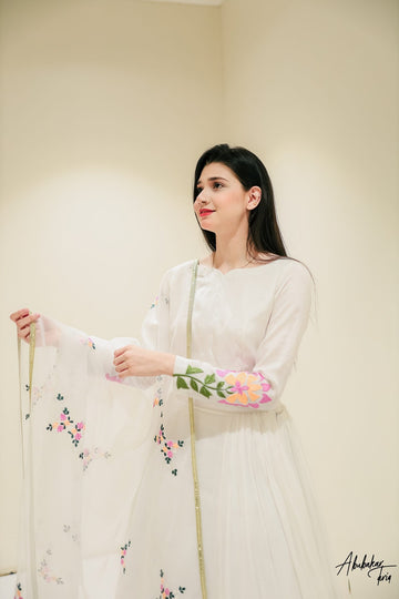 SAAD IBRAHIM | LEHENGA CHOLI | SOLID WHITE EMBROIDERED LEHENGA CHOLI WITH DUPATTA