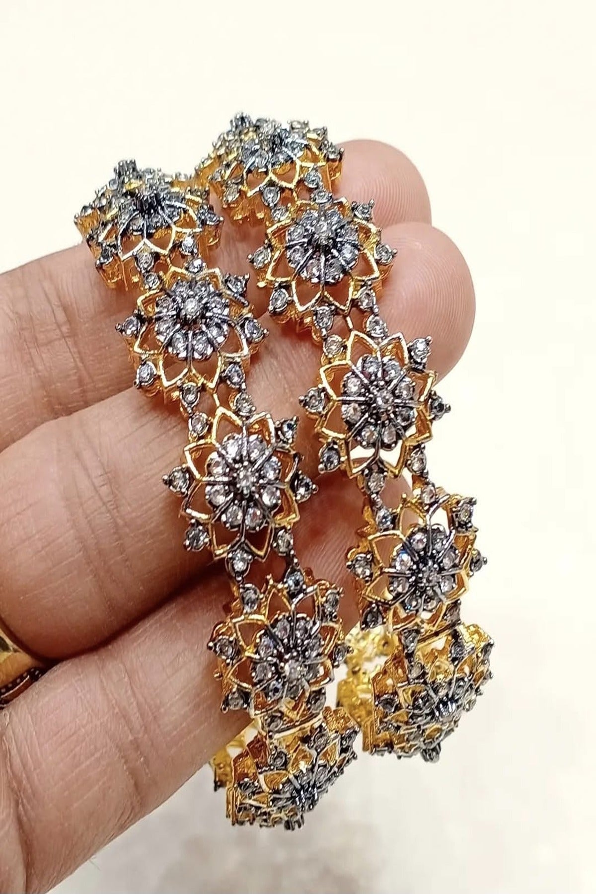 HS | BANGLES | GOLDEN SILVER